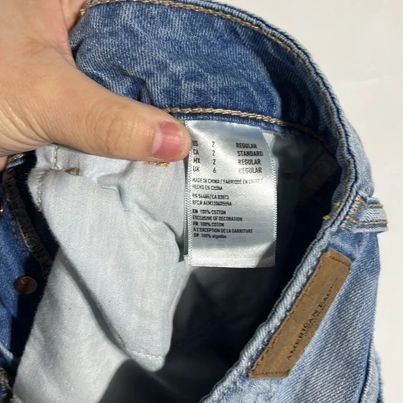 American Eagle Light Wash Distressed Tomgirl Denim Jeans Size 2 - Picture 11 of 11